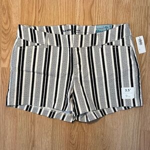 *NWT* OLD NAVY Women’s Black & White Stripped Mid-Rise Shorts